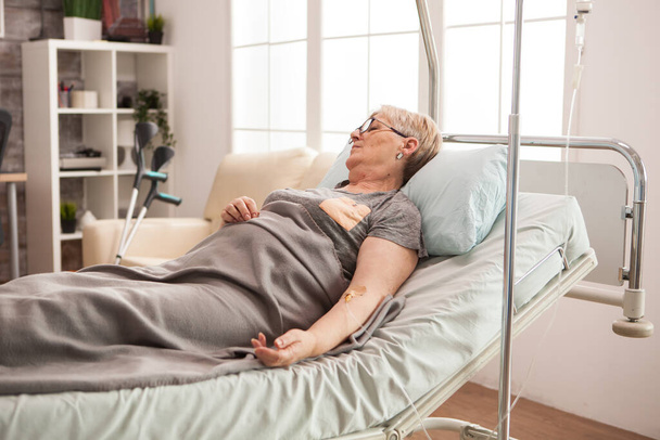 Пенсионерка спит на кровати
 - Фото, изображение