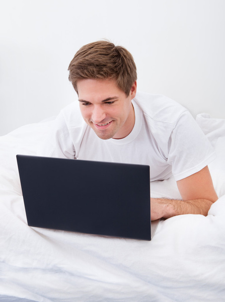 Young Man Using Laptop - Foto, Imagem