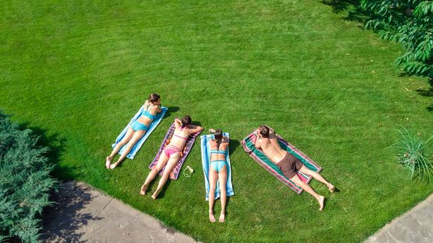 Щаслива сім'я відпочиває біля басейну, вид з повітряного дрона зверху від батьків і дітей розважається у відпустці, сімейні вихідні на курорті
 - Фото, зображення
