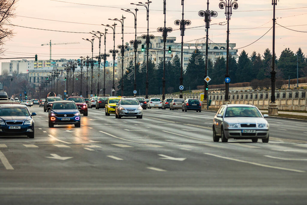 Ruch samochodowy w godzinach szczytu w centrum miasta. Zanieczyszczenie samochodów, korki w godzinach porannych i wieczornych w stolicy Bukaresztu, Rumunia, 2020 - Zdjęcie, obraz