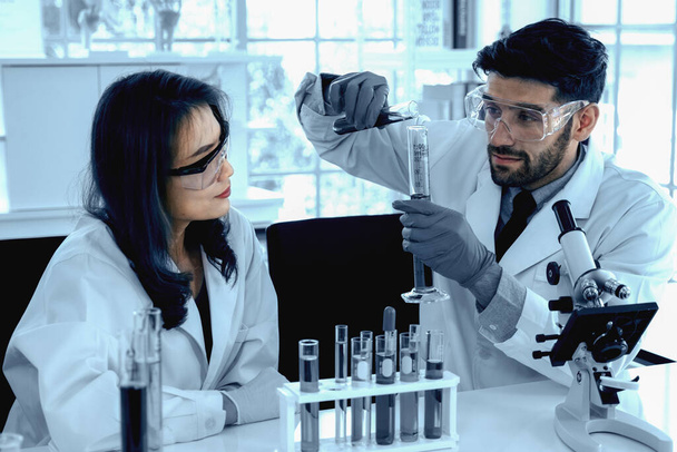 two scientists having experiment in chemical laboratory - Φωτογραφία, εικόνα
