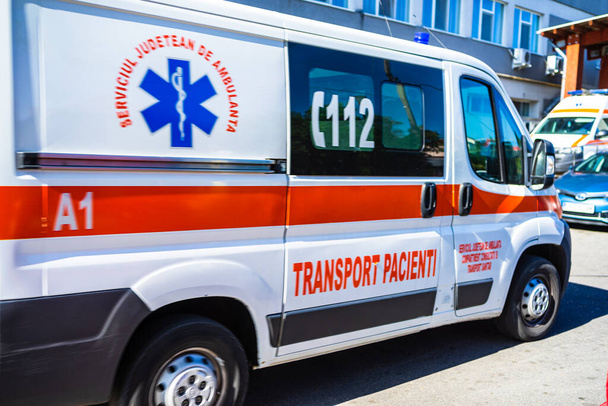 Ambulancia en movimiento en la entrada de una sala de emergencias. Ambulancia en servicio. Targoviste, Rumania, 2020
. - Foto, Imagen