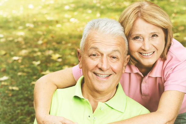 Porträt eines glücklichen älteren verliebten Paares, einer älteren Frau und eines Mannes im Park. - Foto, Bild