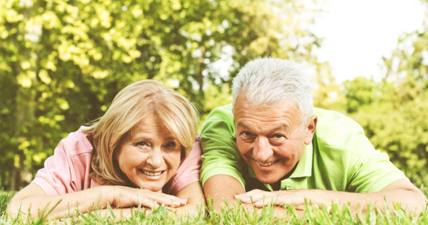 Portrét šťastného staršího zamilovaného páru, starší ženy a muže v parku. - Fotografie, Obrázek