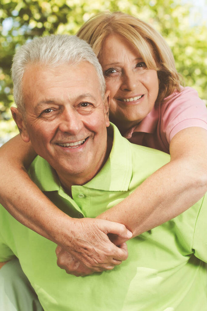 Портрет щасливої старшої пари закоханих, літньої жінки і чоловіка в парку
. - Фото, зображення