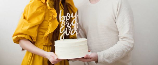 Bílý "chlapec nebo dívka" dort pro pohlaví odhalit party s dřevěnou topper - Fotografie, Obrázek
