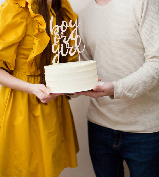 Λευκό "Αγόρι ή κορίτσι" κέικ για το φύλο αποκαλύπτουν κόμμα με ξύλινο καπάκι - Φωτογραφία, εικόνα