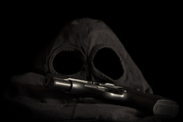 Pistola y máscara de un ladrón 4
 - Foto, Imagen