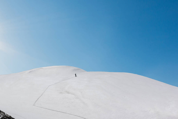 Csoportja kalandok emberek hegymászás síelés Tateyama Kurobe Alpesi útvonal Japán. - Fotó, kép