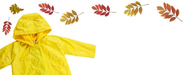 Hello Fall web sitesi başlığı düz alan katmanı. Beyaz zemin üzerinde sarı yağmurluk izole edildi. Mutlu çocuklar sonbahar tarzı afişleri giyer. Yağmurun tadını çıkarıyorum. Mutlu yağmurlu gün kavramı. Parlak yağmurluk. - Fotoğraf, Görsel