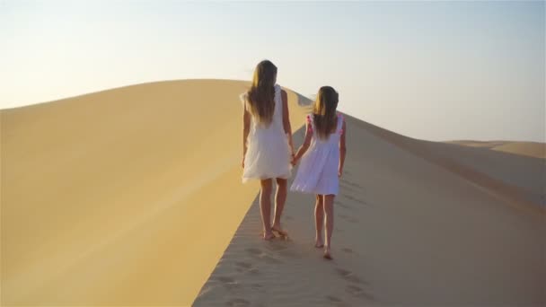 Dívky mezi dunami v poušti Rub al-Khali ve Spojených arabských emirátech - Záběry, video