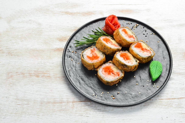 Sushi rola com atum e caviar. Sushi colocado em uma placa de pedra preta. Vista superior
. - Foto, Imagem