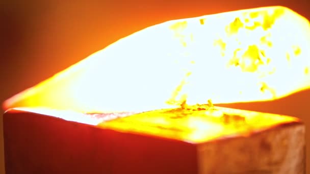 Чорношкірий, який ударив шматок гарячого металу молотком - дрібні шматочки злітають з металу
 - Кадри, відео