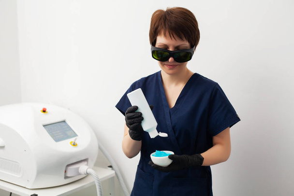 Femme recevant un traitement laser dans un salon de beauté
. - Photo, image