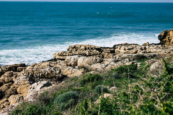 Κύματα της Μεσογείου θάλασσα σπάσει σε ένα βράχο στην παραλία Πάφος στην Κύπρος - Φωτογραφία, εικόνα