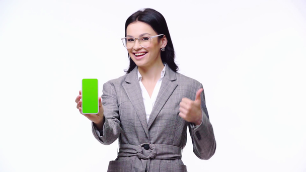 Vorderseite der Geschäftsfrau zeigt wie Zeichen und Smartphone isoliert auf weiß - Filmmaterial, Video