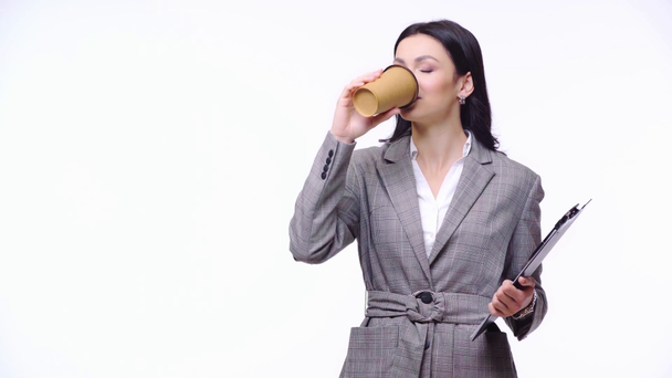 Panosu olan iş kadını, beyaz üzerine izole edilmiş kahve içiyor. - Video, Çekim