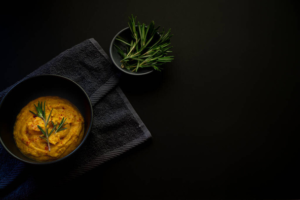 野菜スープのための緑の新鮮なスパイス。ローズマリーとネギマッシュポテトと人参スープ付きのメニュー. - 写真・画像