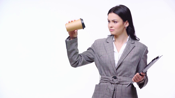 白に隔離されたクリップボードと使い捨てコーヒーカップを持つビジネスマン - 映像、動画