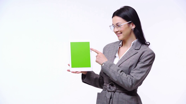 Mujer de negocios que presenta tableta digital y muestra como signo aislado en blanco
 - Imágenes, Vídeo