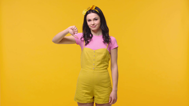 Femme montrant un signe d'aversion isolé sur jaune
 - Séquence, vidéo