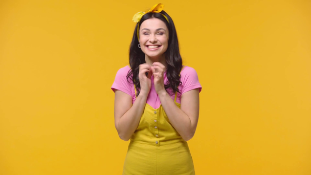 Ευτυχισμένη γυναίκα χαμογελά απομονωμένη στο κίτρινο - Πλάνα, βίντεο