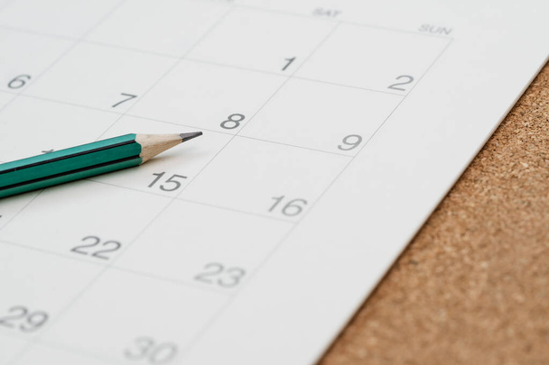 Κλειστό μολύβι για calcendar σε ξύλινο τραπέζι χρησιμοποιώντας ως γραπτή ημερήσια διάταξη ή σημαντικό σημείωμα και το διορισμό και το σχεδιασμό για το ημερολόγιο. - Φωτογραφία, εικόνα
