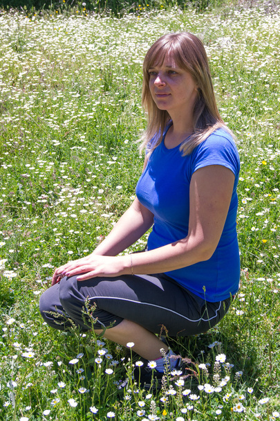 Vrouw zittend op het gras - Foto, afbeelding