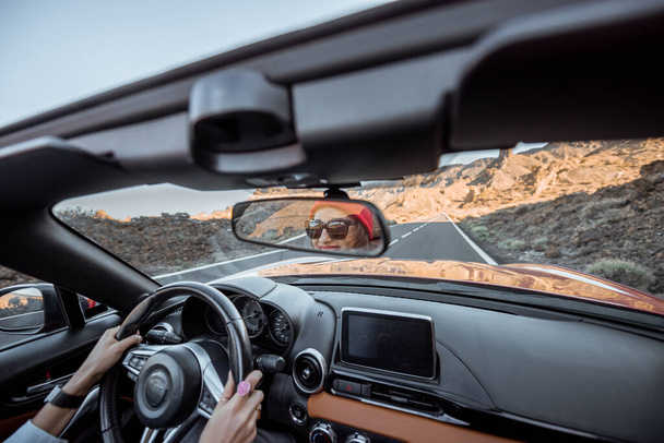 Conducir coche en el camino del desierto
 - Foto, imagen