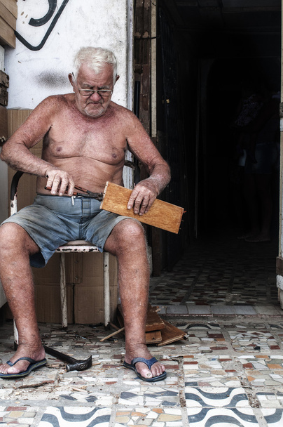 Elderly man working in the street - 写真・画像