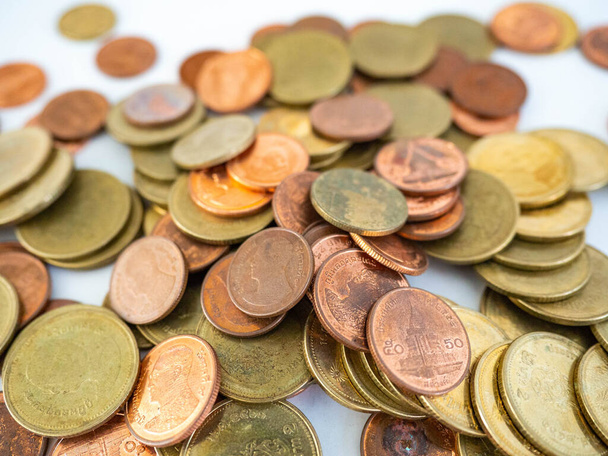 タイバーツ硬貨は山の中に金がセットされており、タイの通貨です。ビジネス費用のために、コインは節約の瓶に入っています、白の背景 - 写真・画像