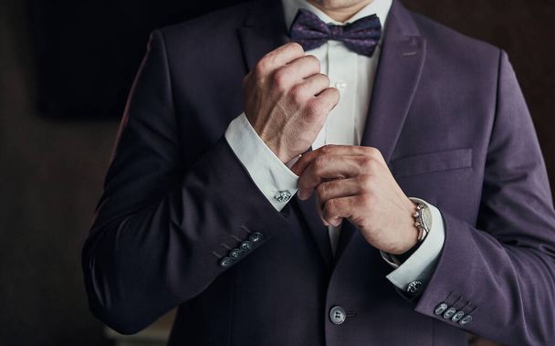 ビジネスマンはジャケットを着て男性の手を閉じて結婚式の前に朝に準備をする新郎 - 写真・画像