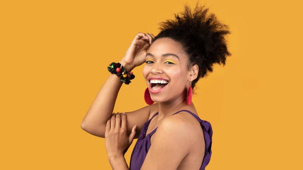 Happy black woman raising arm with new bracelet - Zdjęcie, obraz