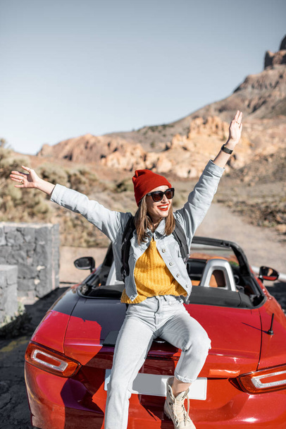 Жінка подорожує на машині на десертній долині
 - Фото, зображення