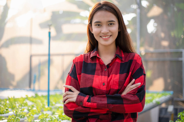 温室水生生物のアジアの女性農家の笑顔中小企業起業家や有機野菜農場と健康的な食品の概念 - 写真・画像