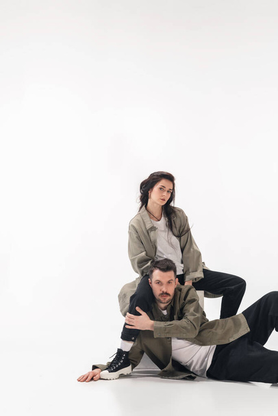 Mode couple à la mode isolé sur fond de studio blanc
 - Photo, image