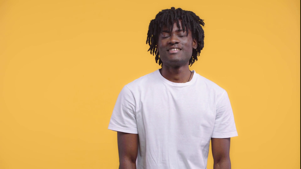 Africano americano homem sorrindo isolado no amarelo
 - Filmagem, Vídeo