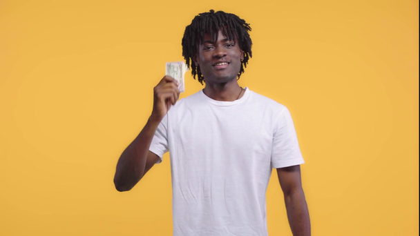Uomo afroamericano contando e mostrando denaro isolato su giallo
 - Filmati, video