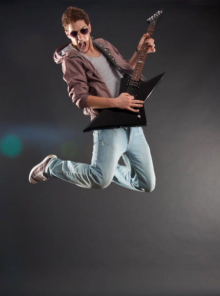 gepassioneerd gitarist springt - Foto, afbeelding