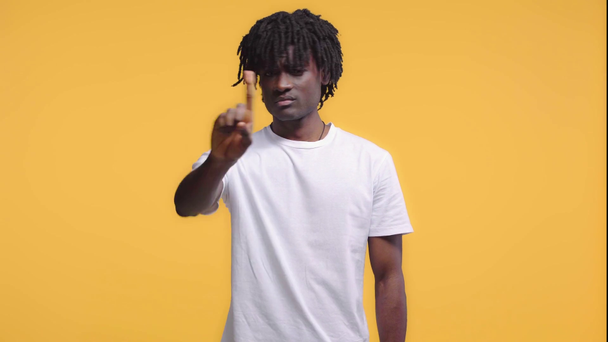 Hombre afroamericano mostrando no con la cabeza aislada en amarillo
 - Imágenes, Vídeo