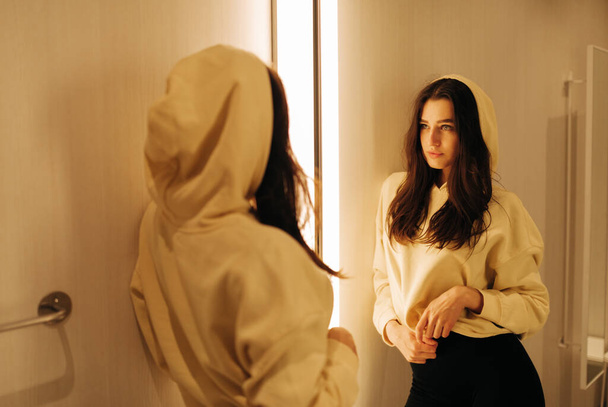 young woman in the fitting room - Φωτογραφία, εικόνα