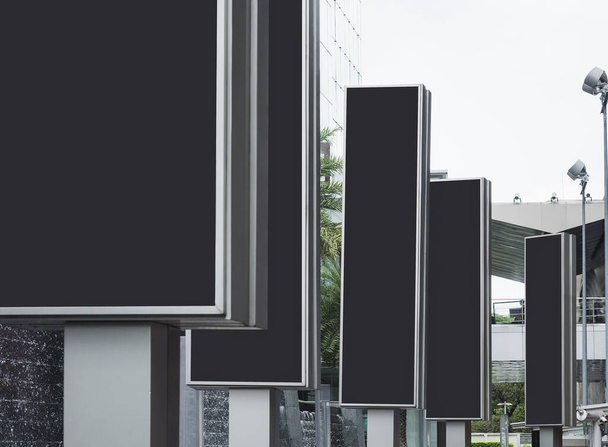 ブロックアップバナー看板空白のメディア広告セット垂直サインスタンド屋外公共の建物 - 写真・画像
