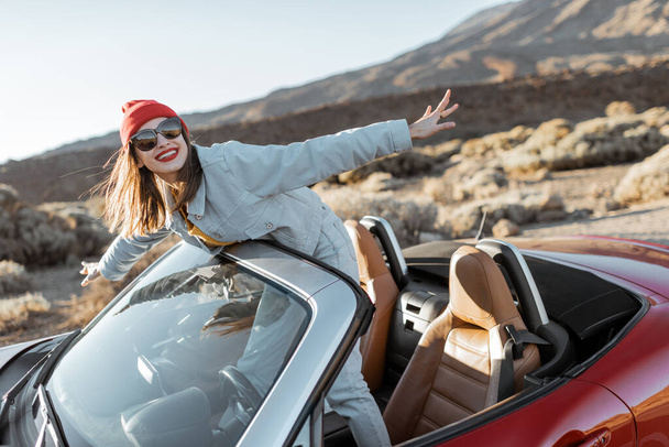 Mujer feliz viajando en coche
 - Foto, imagen