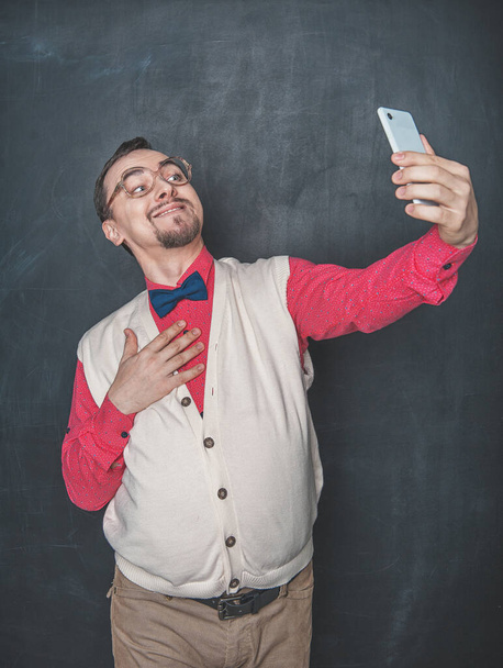 Portrait de l'homme geek drôle faisant selfie sur fond de tableau noir
 - Photo, image