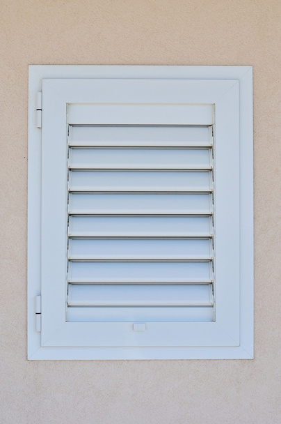 Persiana blanca cerrada en una casa
 - Foto, imagen