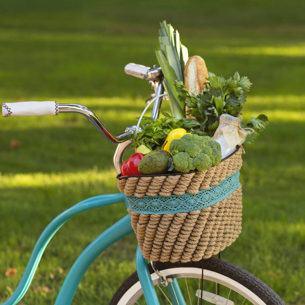 Close up del cestino bici con prodotti freschi e biologici
 - Foto, immagini