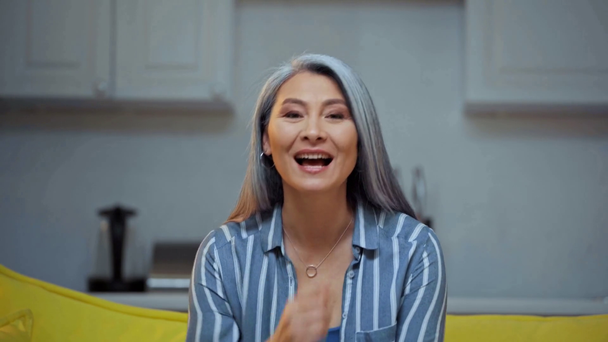 senior asiático mujer riendo y saludando mano
  - Metraje, vídeo
