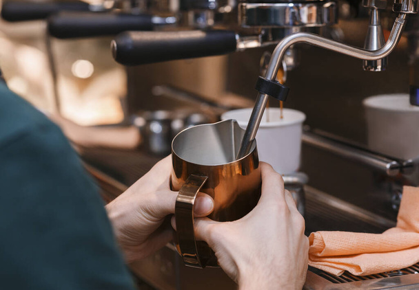 Mies kädet Making kahvia Juo kahvinkeitin kahvilassa
 - Valokuva, kuva