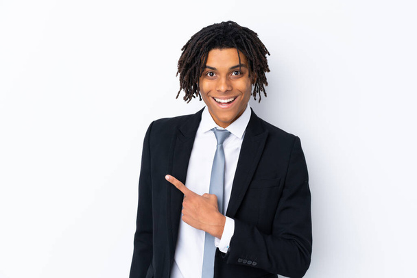 Junger afroamerikanischer Geschäftsmann über isolierten weißen Hintergrund, der mit dem Finger zur Seite zeigt - Foto, Bild