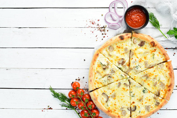 Delicious cheese pizza. Traditional Italian pizza. Top view. - Foto, Imagen